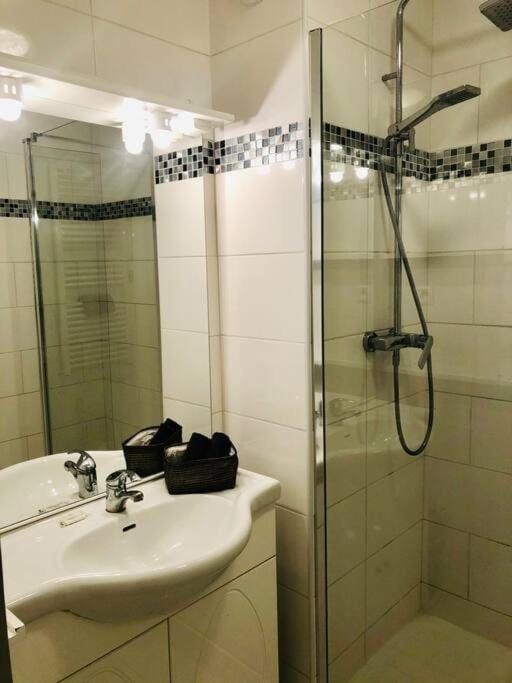 Ferienwohnung "Beausoleil" T2 lumineux, parking, clim, wifi Sète Exterior foto